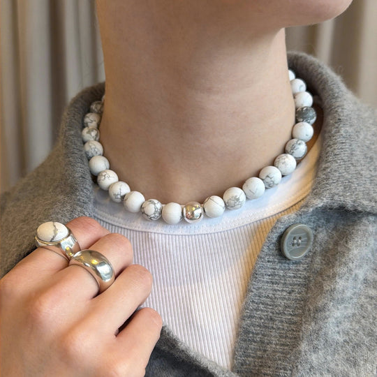Naszyjnik choker z howlitu ze srebrną kulką