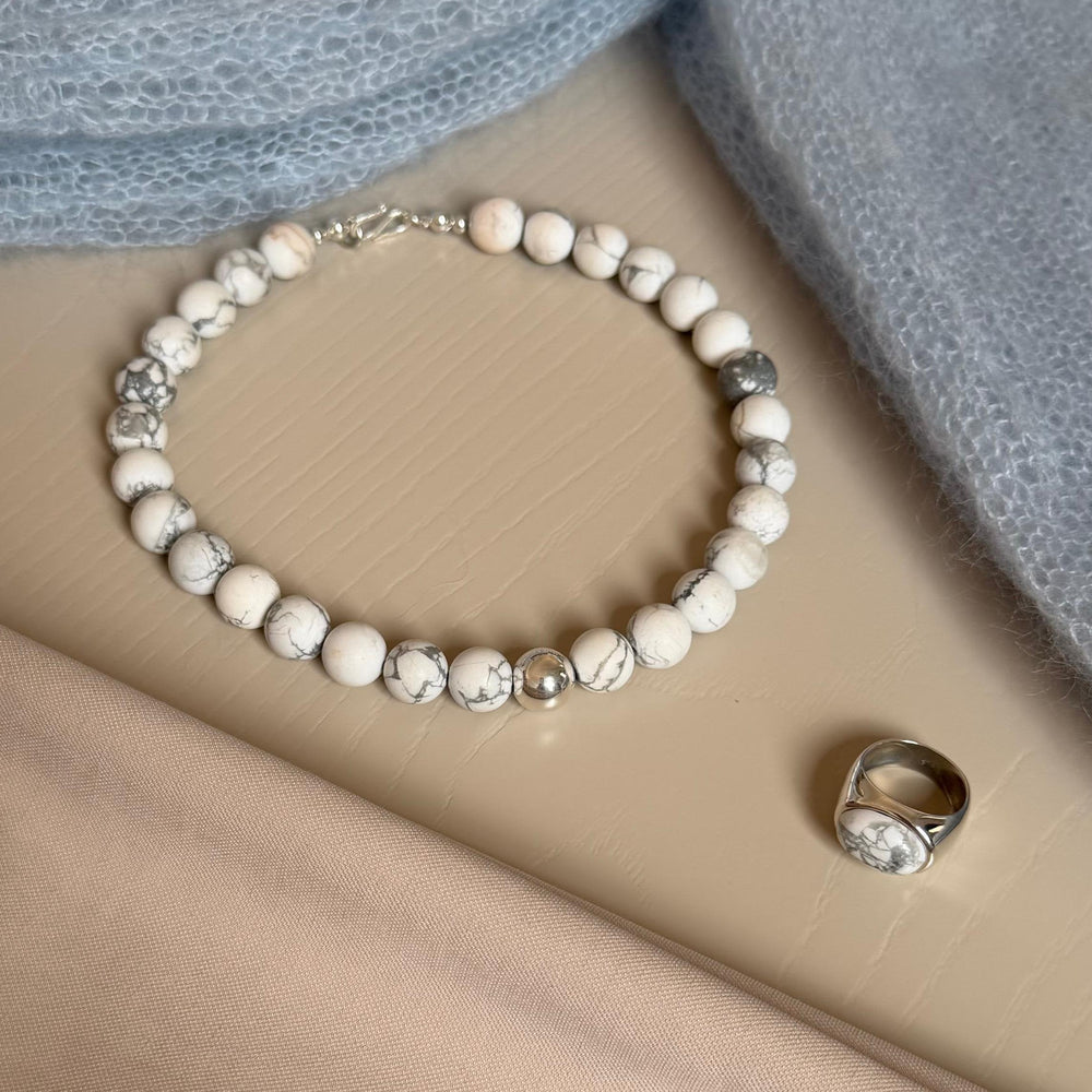 Naszyjnik choker z howlitu ze srebrną kulką