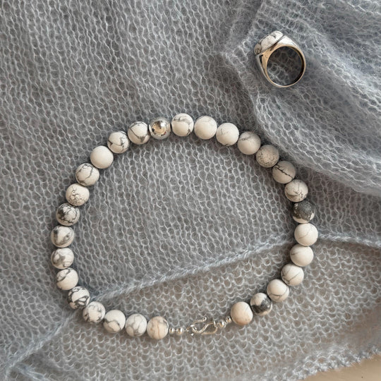 Naszyjnik choker z howlitu ze srebrną kulką