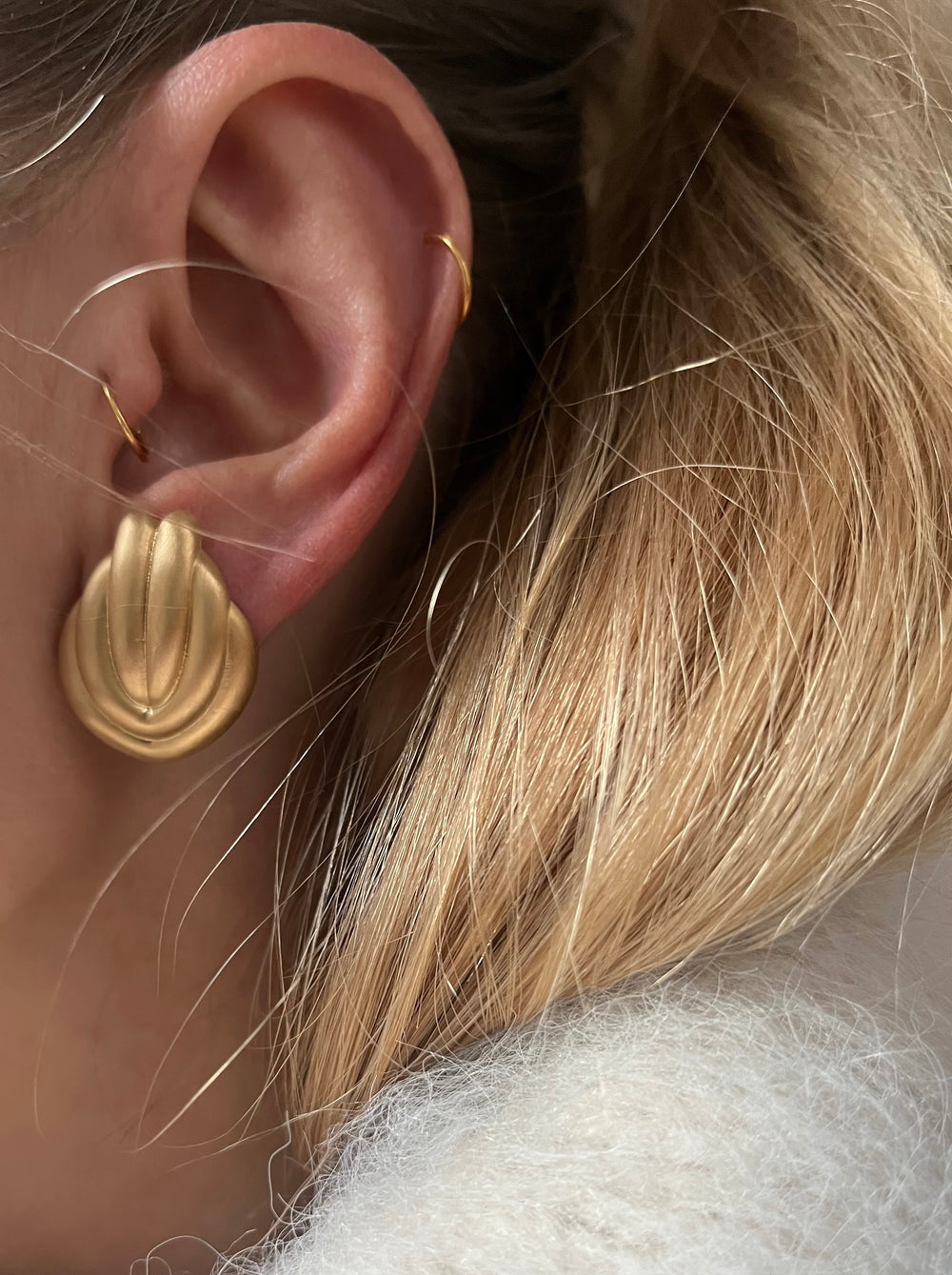 Retro L Gold Matte